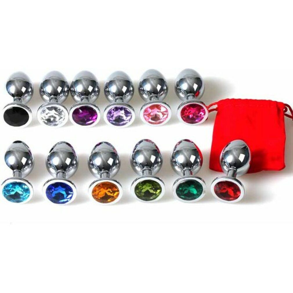 Collection de bouchons anals en métal avec des diamants colorés et une pochette rouge.