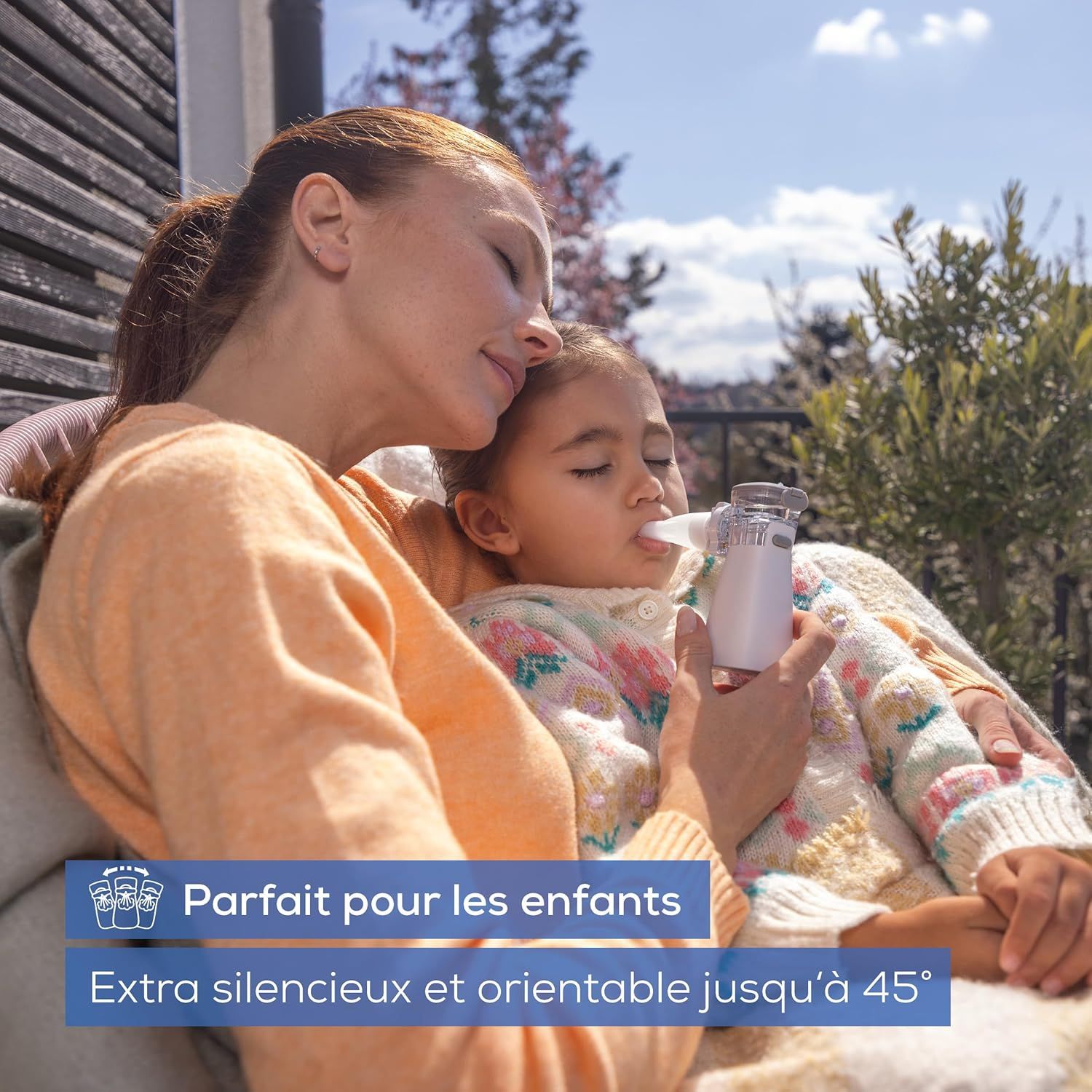 Un inhalateur blanc utilisé par un enfant tenu par une femme.