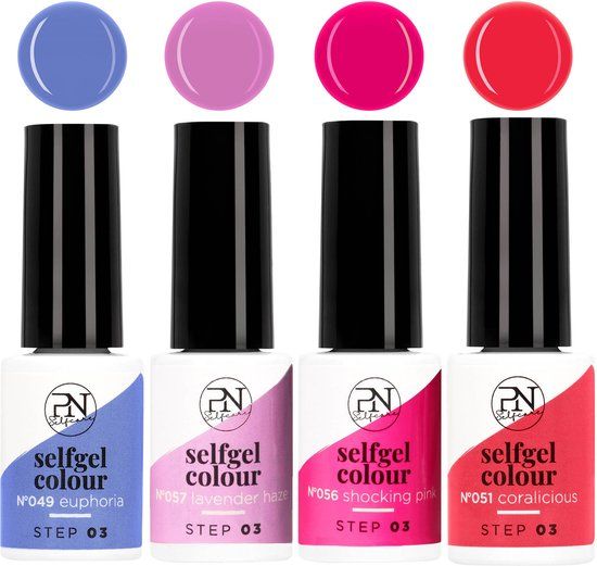 Quatre flacons de PN Selfcare Set Vernis Semi-Permanent Floral Fusion. Couleurs: bleu, lilas, rose, rouge. Bouchons noirs, étiquettes blanches.