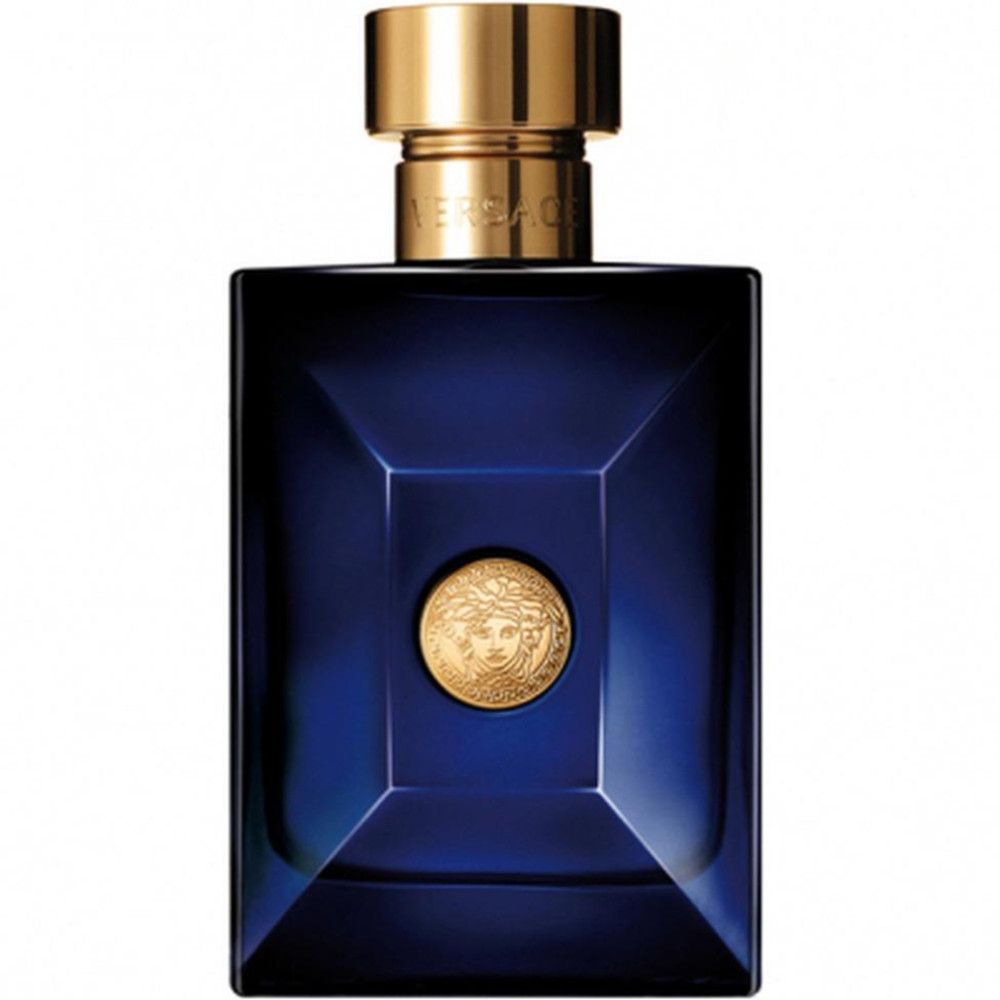 Flacon de parfum bleu avec bouchon doré et logo. Forme carrée avec logo Medusa doré.