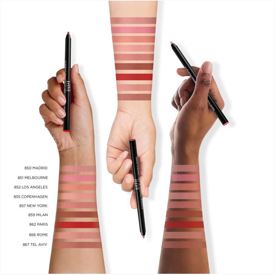 Drie handen tonen lipliners en kleurstalen. Verschillende huidtinten en lippenstiftkleuren.