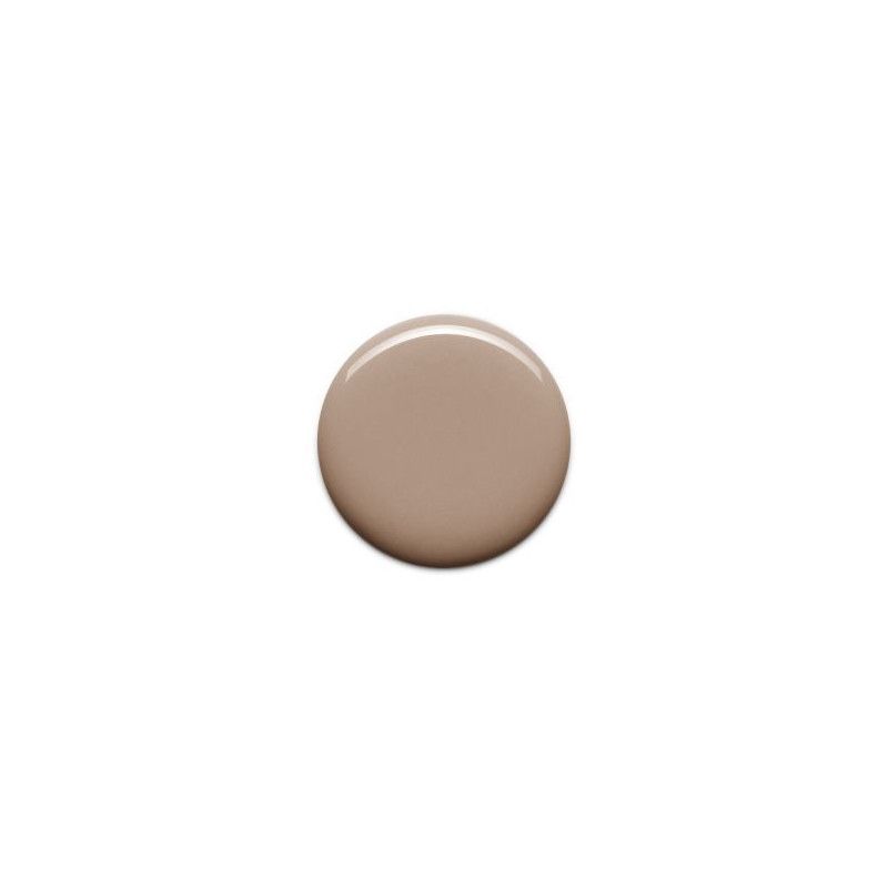 Une goutte de vernis à ongles taupe sur fond blanc.