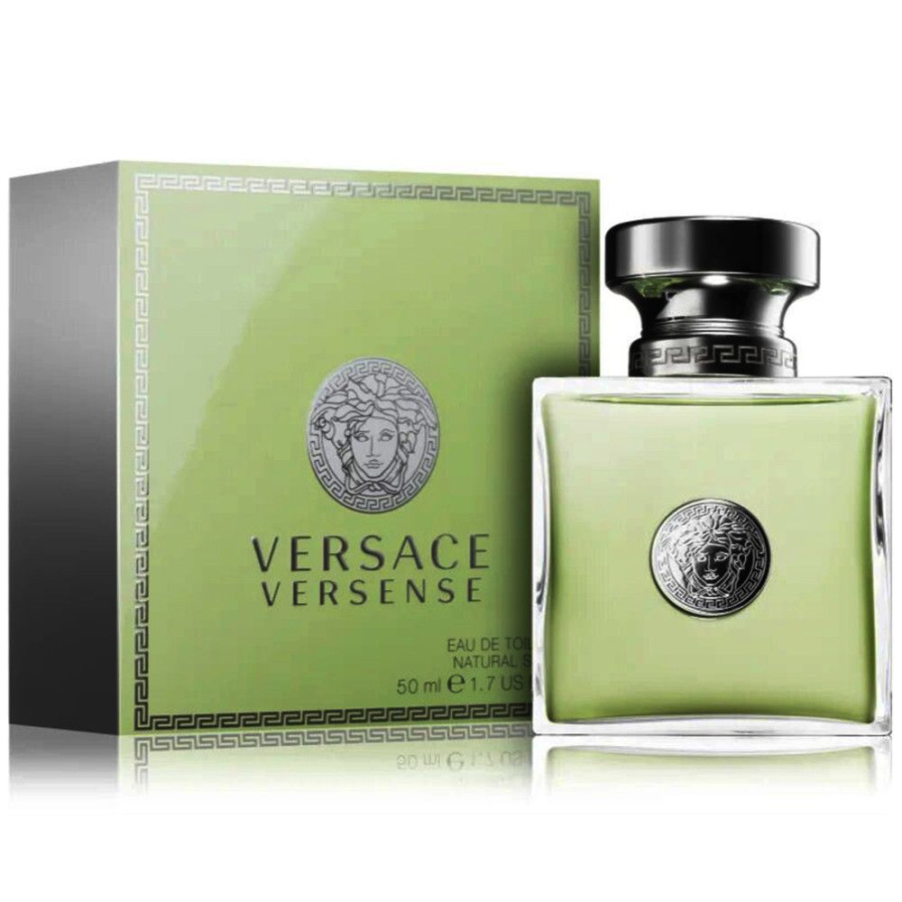 Versace Versense Eau de Toilette Spray. Flacon et emballage verts. Logo et texte sur le flacon et l'emballage.