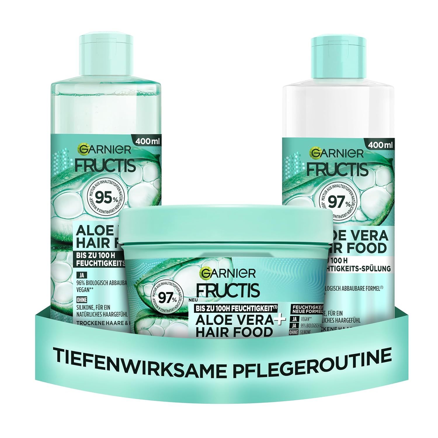Drie producten uit de Garnier Fructis Aloe Vera Hair Food serie: shampoo, conditioner en masker. Gerangschikt op een groene ondergrond.