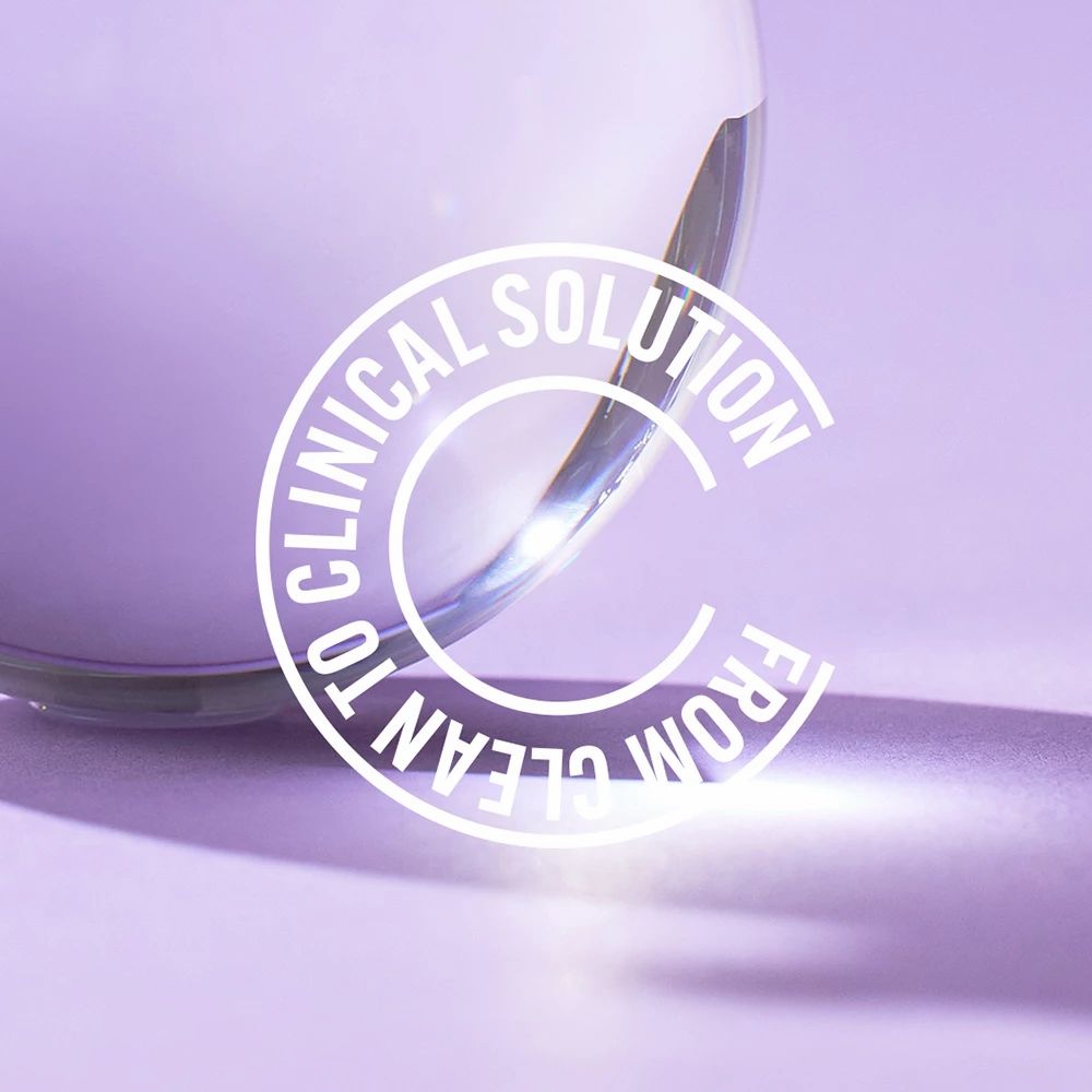 Tekst overlay 'FROM CLEAN TO CLINICAL SOLUTION' op een deel van een glazen fles.