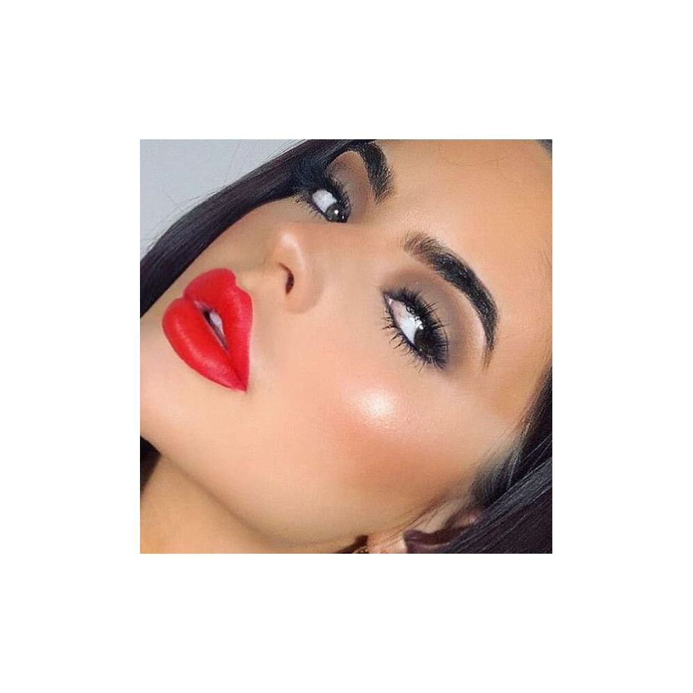 Close-up van een gezicht met opgemaakte ogen en rode lippen. Wimpers extensions.