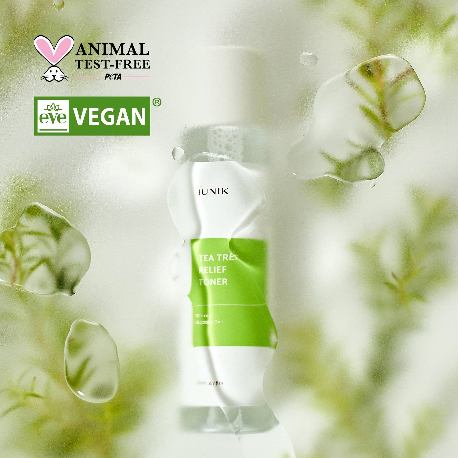 iUNIK Tea Tree Relief Toner avec sceaux 'Animal Test-Free' et 'eve VEGAN'. Bouteille de tonique clair entourée de gouttes d'eau.