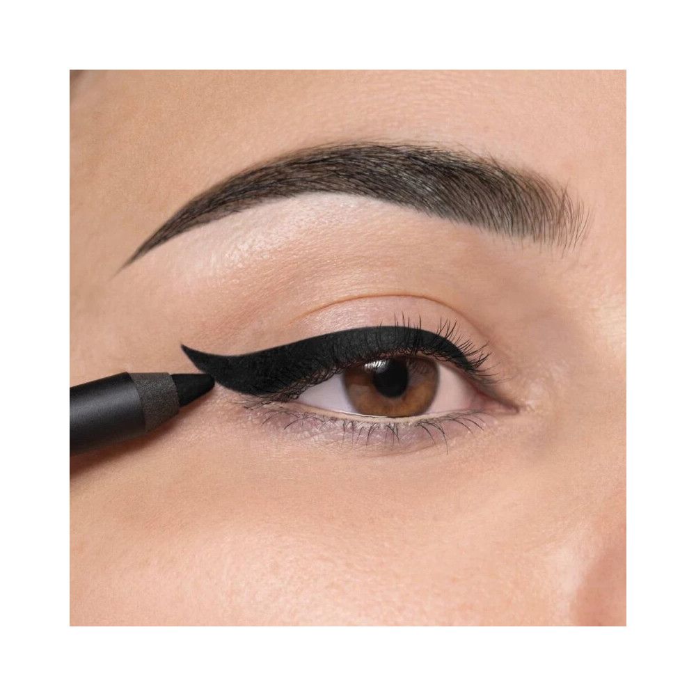 Oog met zwarte eyeliner. Eyeliner wordt aangebracht.