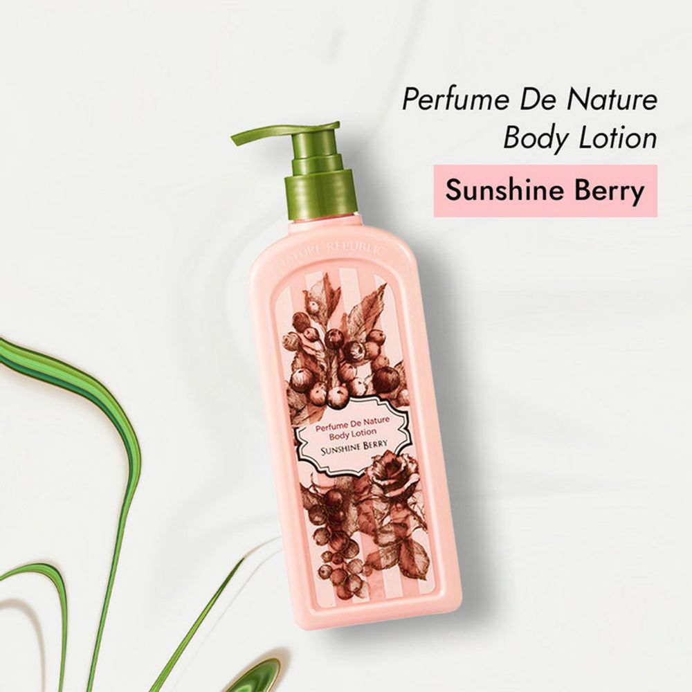 Roze lotionfles met groene pomp. Bedrukt met bloemmotieven en tekst: Sunshine Berry.