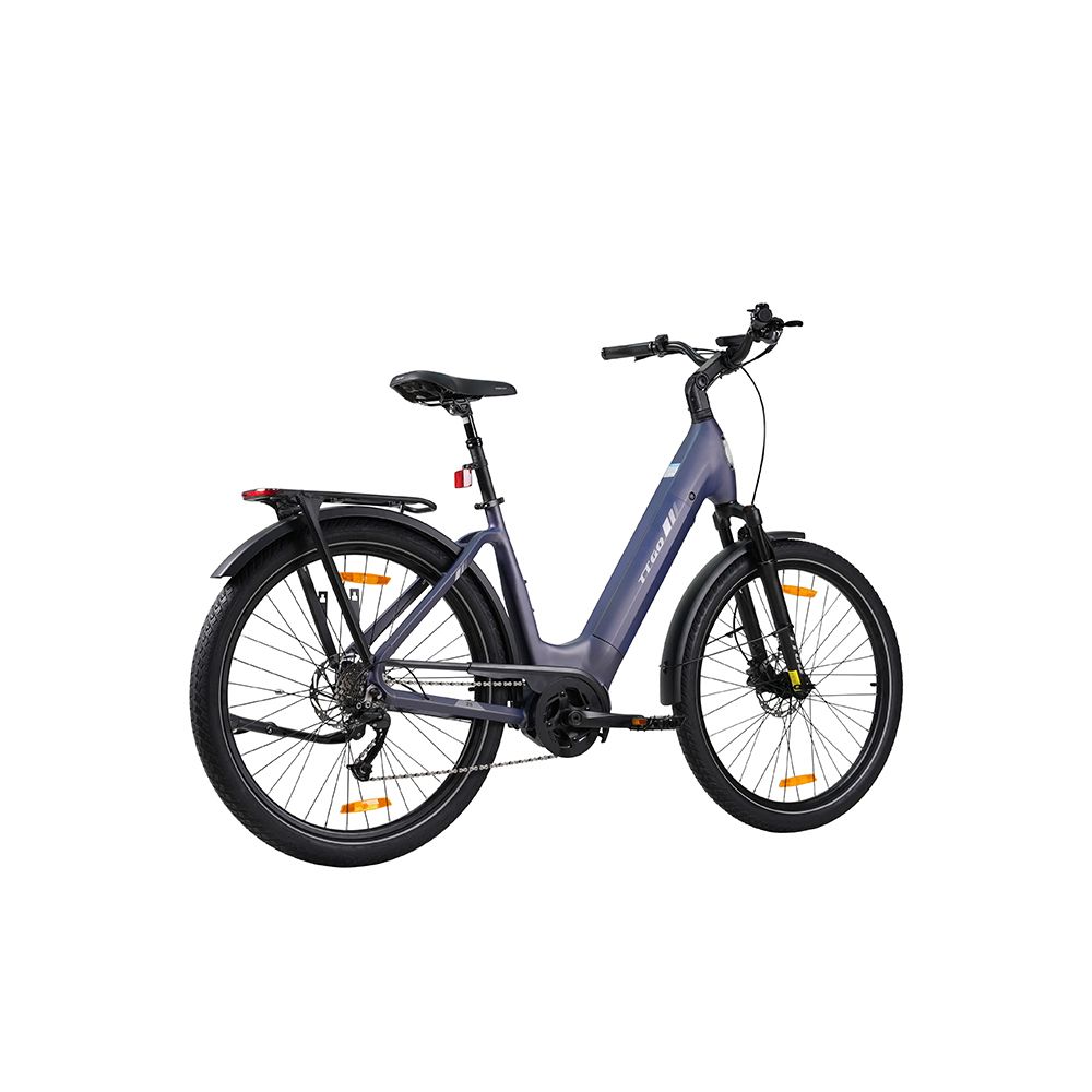 Vélo électrique bleu foncé avec porte-bagages, garde-boue et cadre noir. Roues avec réflecteurs orange.