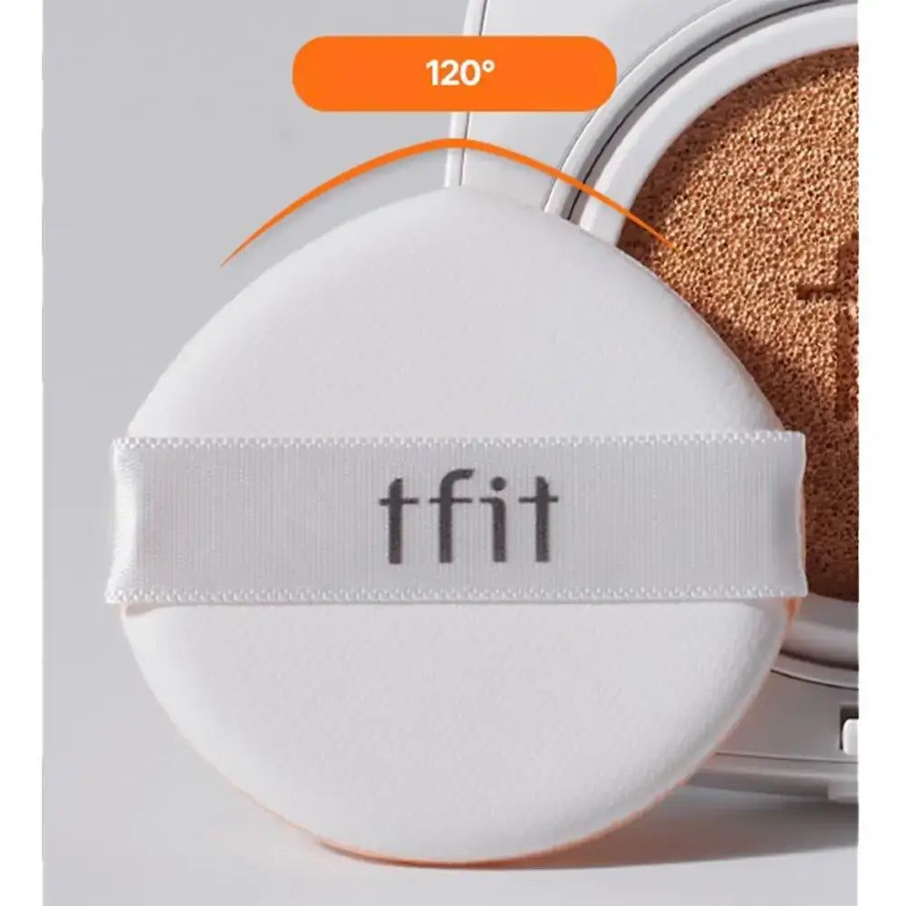 Witte spons met band. Op de band staat 'tfit' in zwarte letters. De spons ligt op een open cushion.