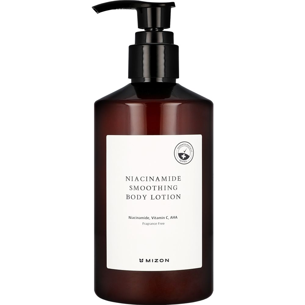 Bruine fles met zwarte pomp. Label met tekst: Niacinamide Smoothing Body Lotion. Merk: MIZON.