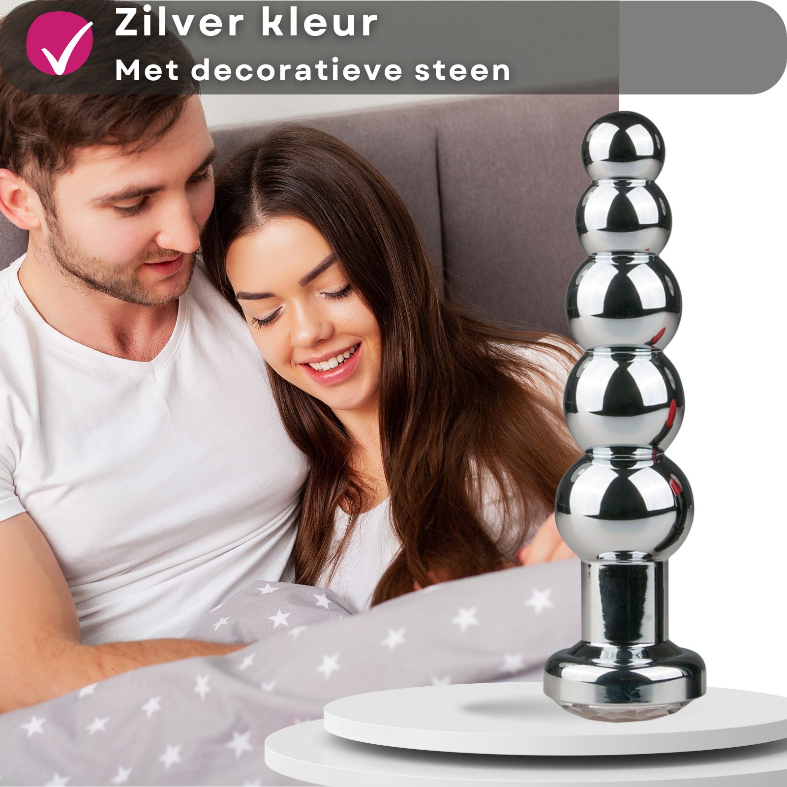 Zilverkleurige plug met decoratieve steen. Koppel in bed. Product met 4 kogels.
