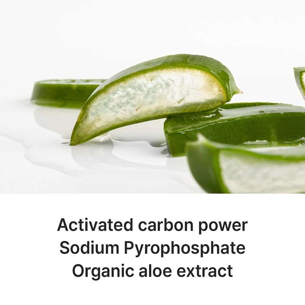 Aloë vera bladeren op witte achtergrond. Groene bladeren, sommige in plakjes gesneden. Tekst: Activated carbon power.