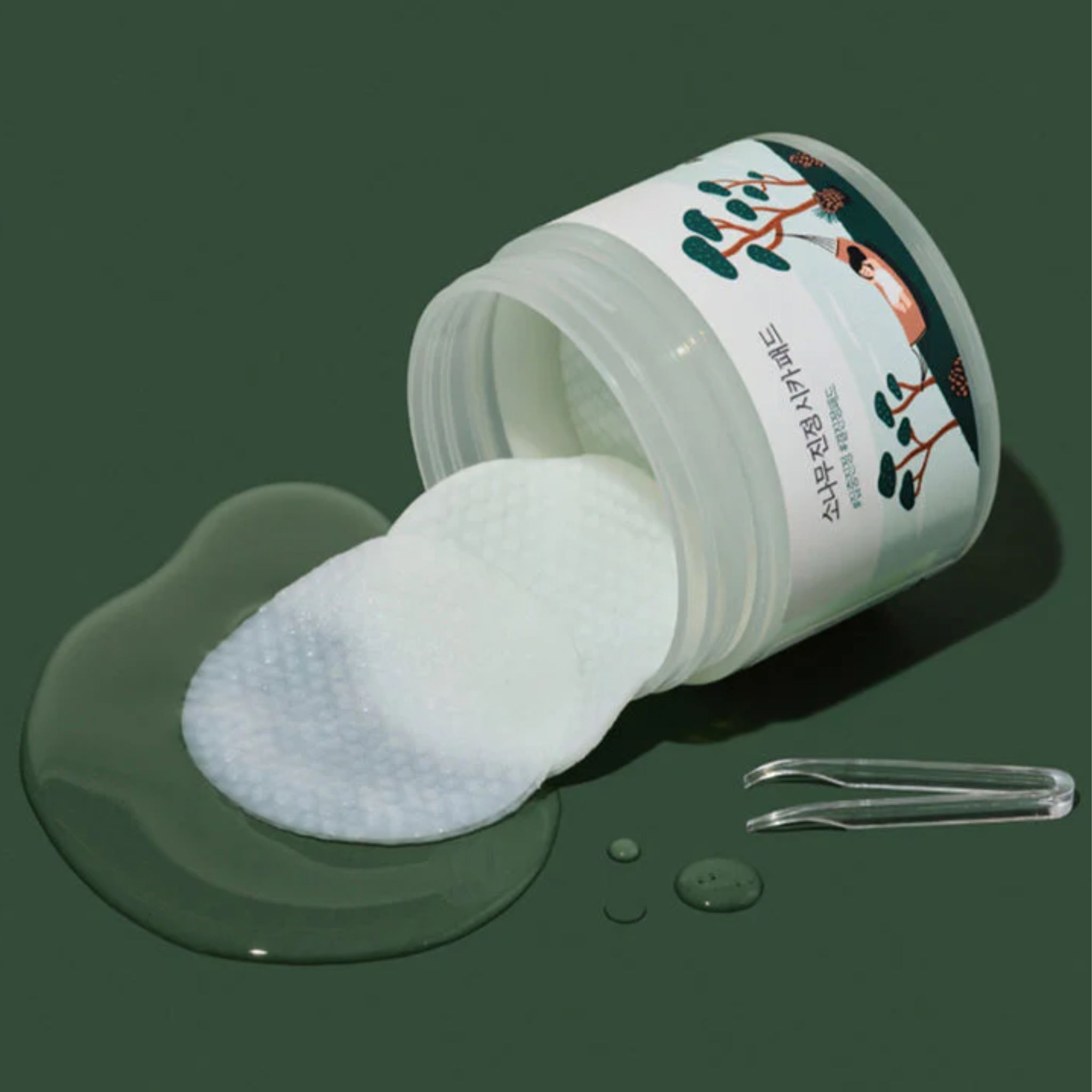 Round Lab Lab Pine Calming Cica Pad: omgevallen pot met pads en pincet.