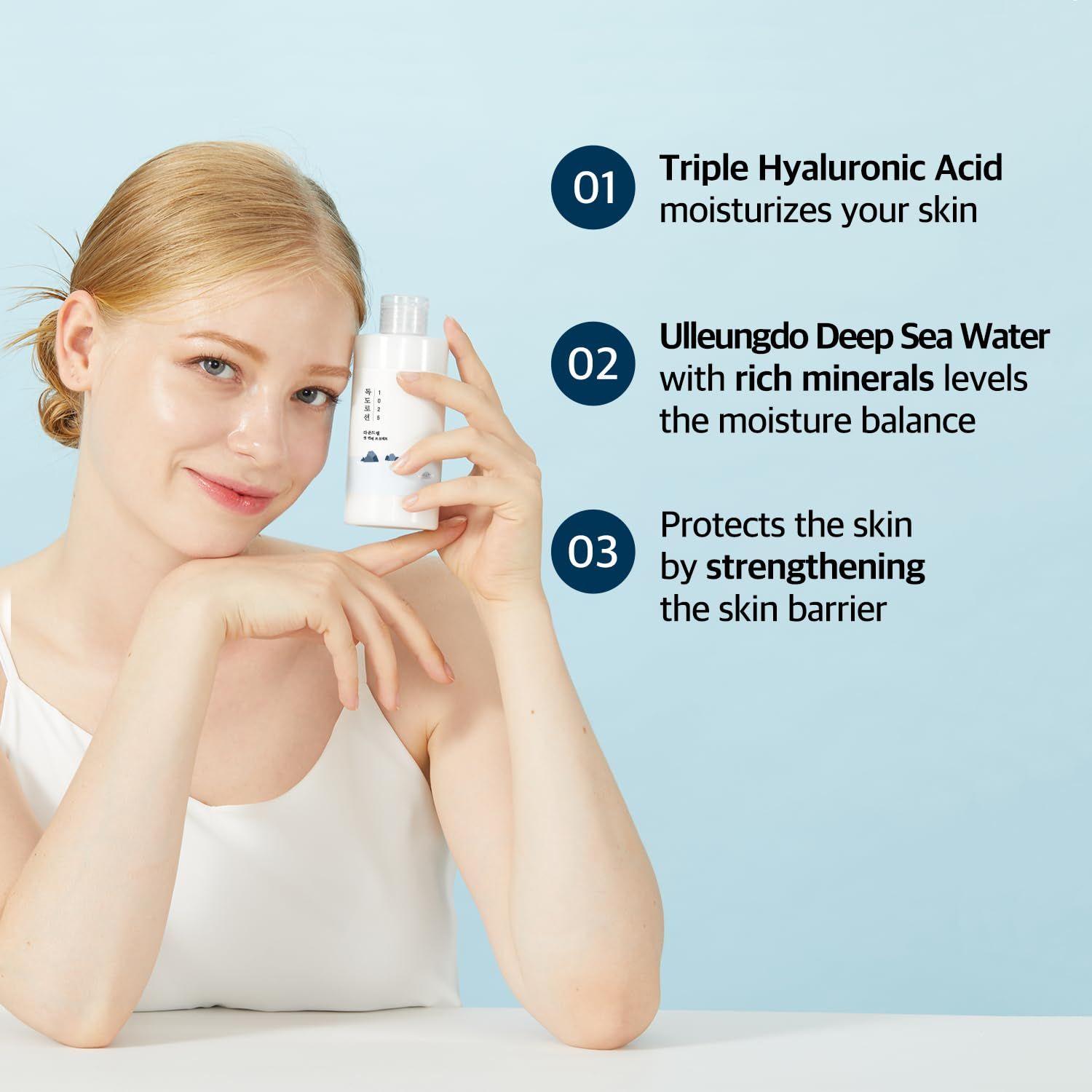 Femme tenant un flacon de lotion blanc. Texte : Acide hyaluronique triple, eau de mer Ulleungdo, protège la peau.