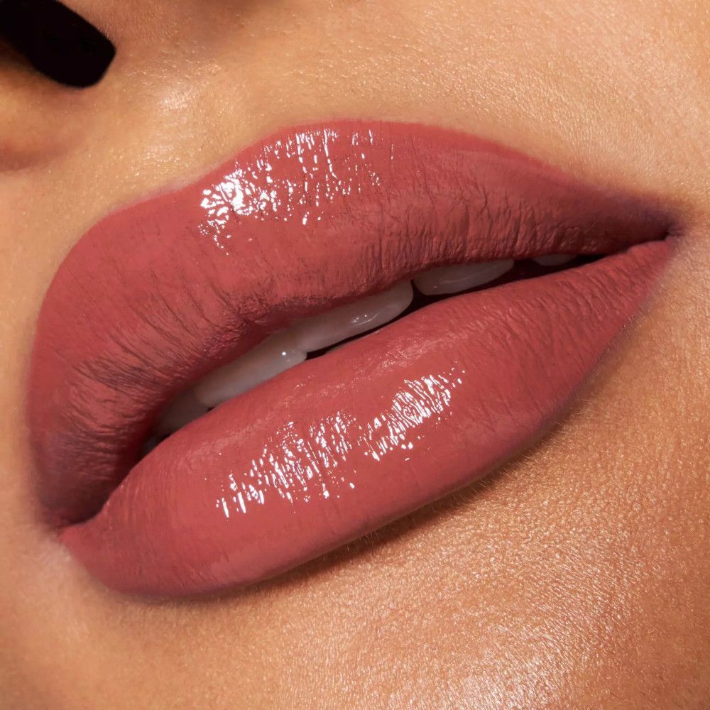 Gros plan sur les lèvres. Rouge à lèvres brillant de couleur marron. Vue détaillée.