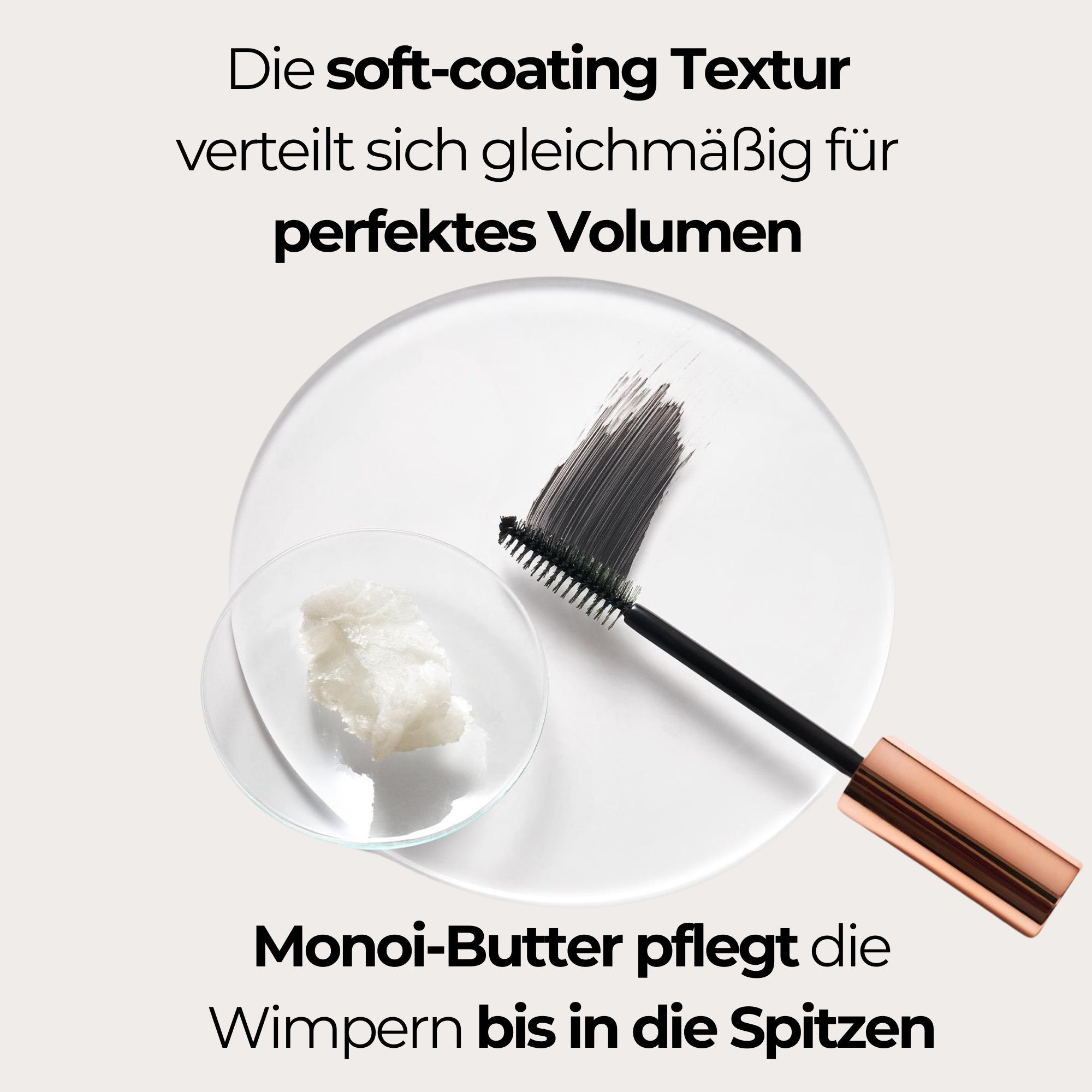 Brosse de mascara sur une plaque de verre avec de la crème blanche. Texte : Le beurre de Monoï nourrit les cils. Texture douce pour un volume parfait.