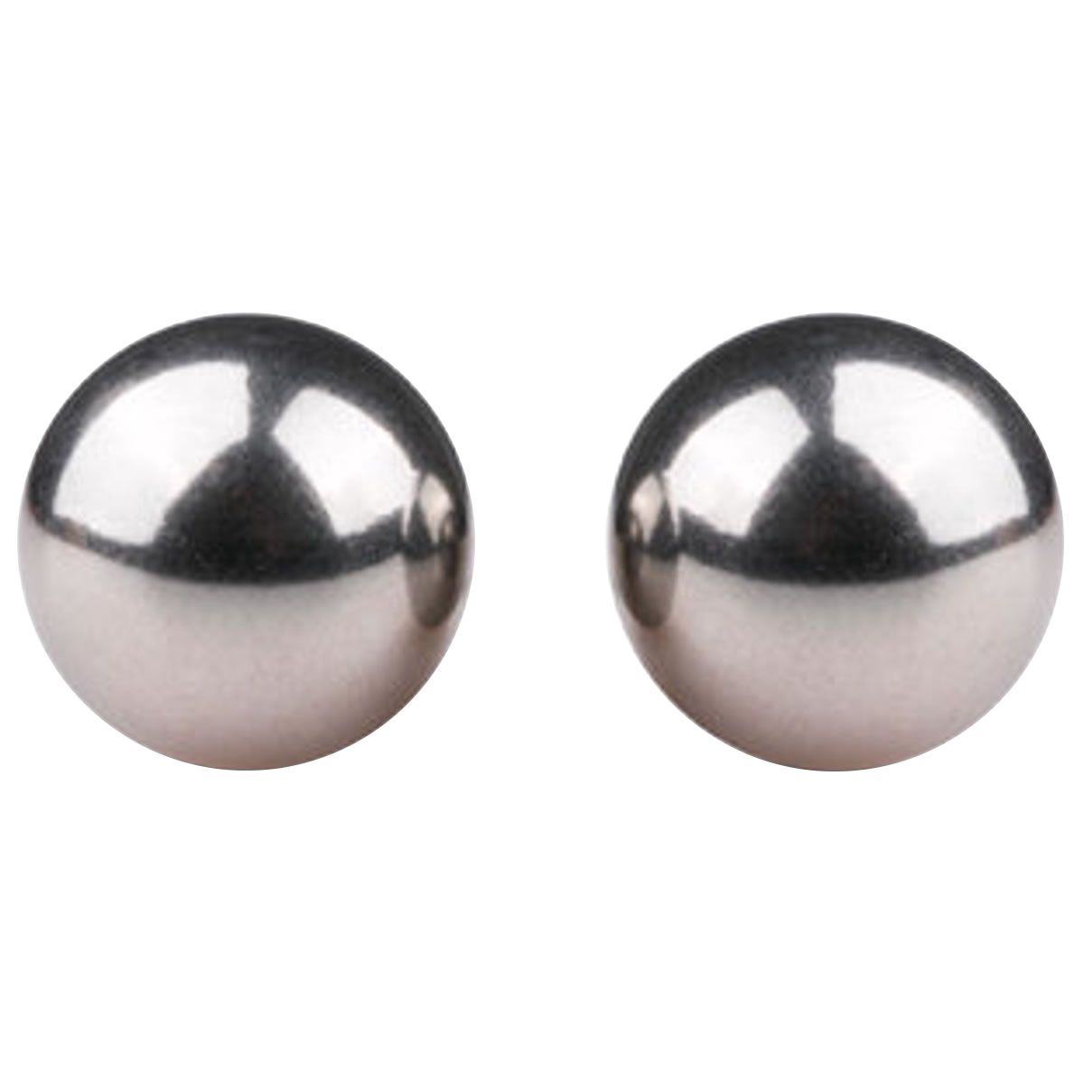 Deux sphères métalliques brillantes. Forme ronde, surface lisse. Réflexions sur la surface.