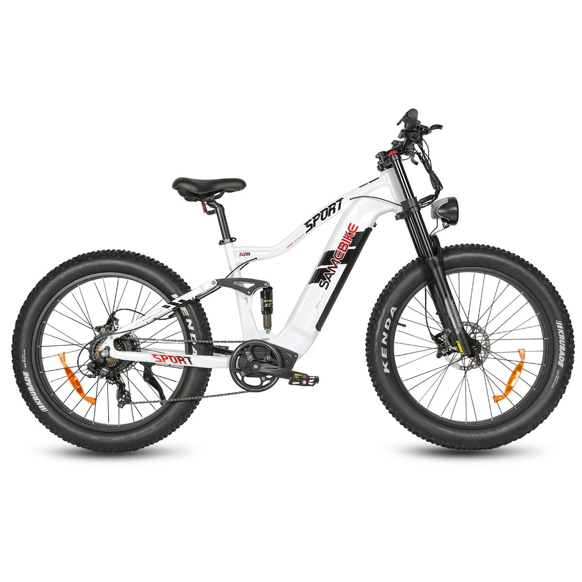 Witte elektrische mountainbike, zwarte banden. Merk SAMEBIKE, model RS-A08-II. Zwarte vork, koplamp.