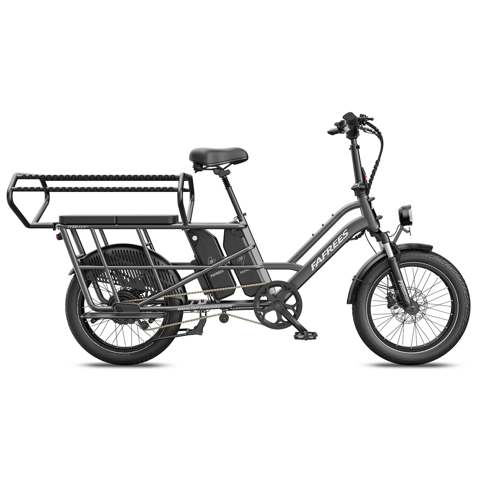 Grijze e-bike met lage instap, grote bagagedrager achter en twee accu's.