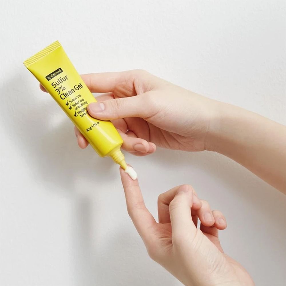 Tube de gel 3% soufre, 30g. Une main tient le tube, l'autre dépose du gel sur un doigt.