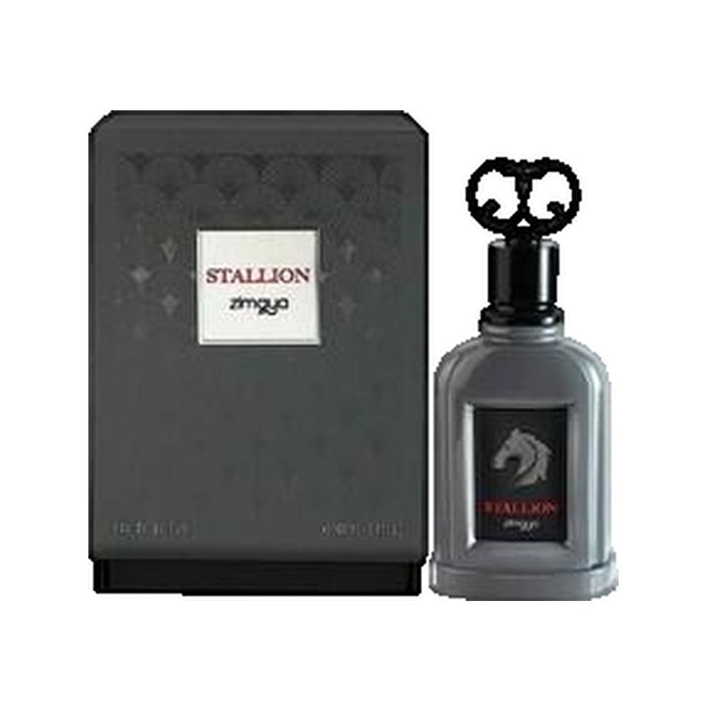 Grijze parfumfles naast grijze doos. Fles: zwarte dop, zwart etiket met paardenkop en tekst Stallion.