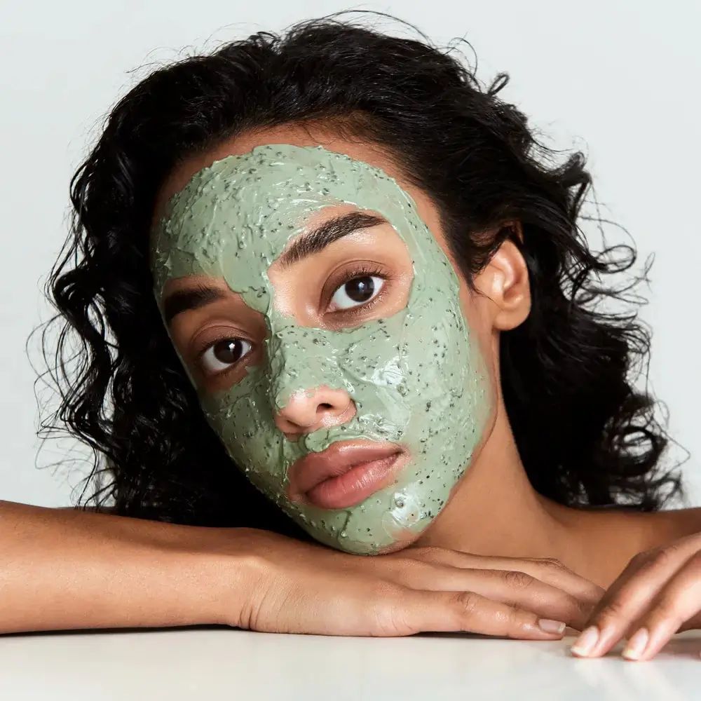 Groene pot met masker en maskerrest ernaast. Opschrift: Mugwort Pore Clarifying Wash Off Pack. Merk: AXIS-Y.