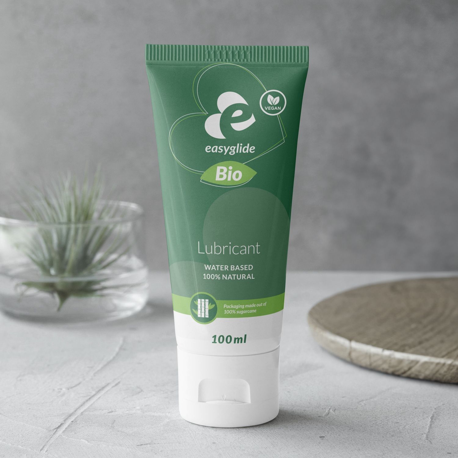Tube vert avec bouchon blanc. Inscription: Easyglide Bio Lubricant. À base d'eau, 100% naturel. Label végan. 100ml.