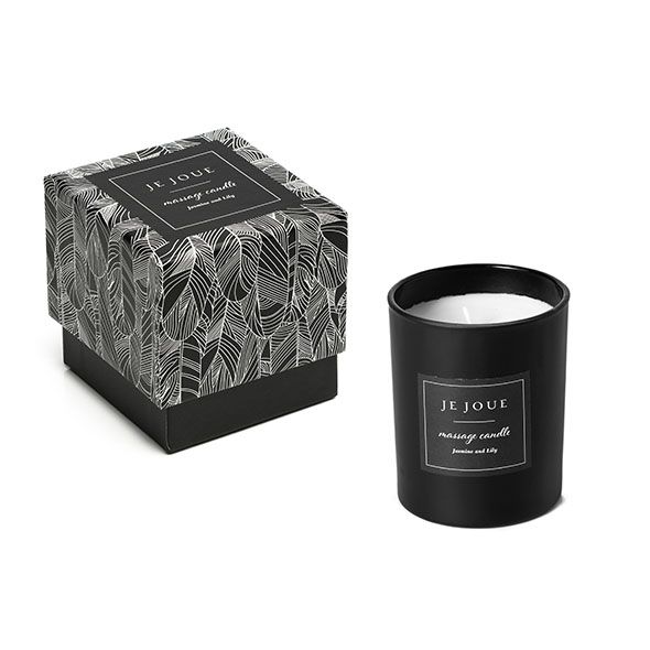 Bougie noire et boîte à motifs plumes. Inscription : Je Joue, massage candle, Jasmine Lily. Emballage de vente.