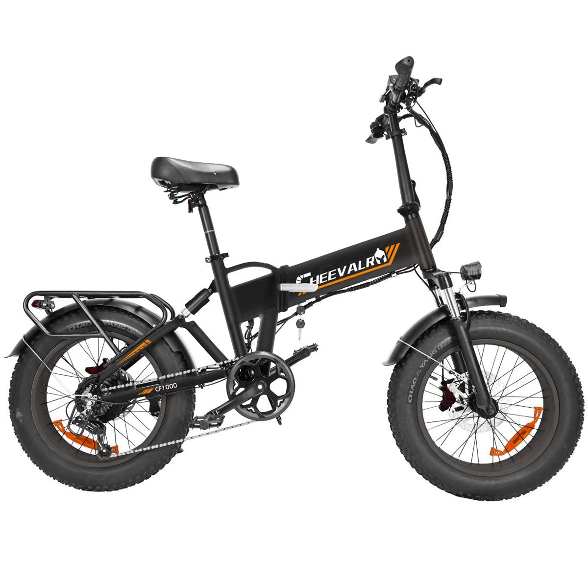 Vélo électrique noir avec pneus larges, porte-bagages et inscription CHEEVALRY.