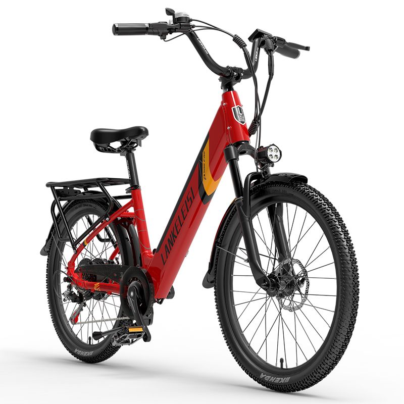 Vélo électrique de trekking rouge. Cadre noir. Porte-bagages, phare et guidon visibles.