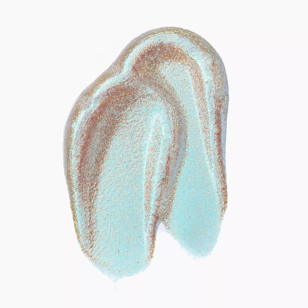 Fard à paupières liquide étalé. Teinte : turquoise avec des reflets dorés. Sur fond clair.