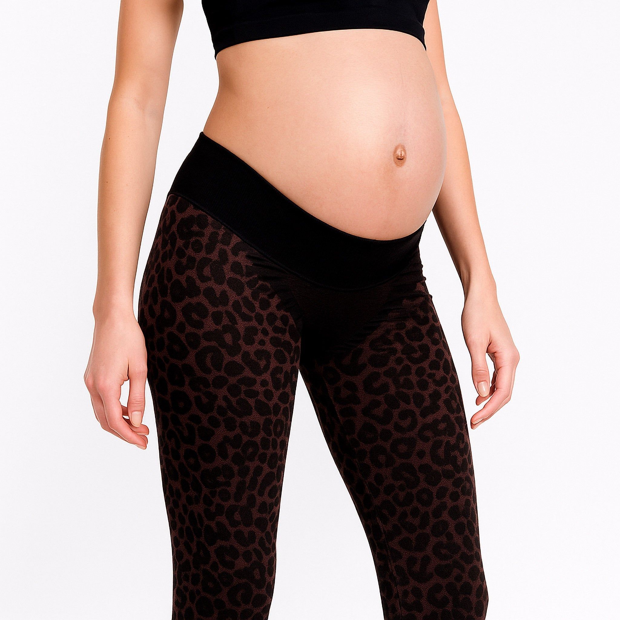 Legging marron à imprimé léopard, taille haute noire. Femme enceinte, haut de sport noir.