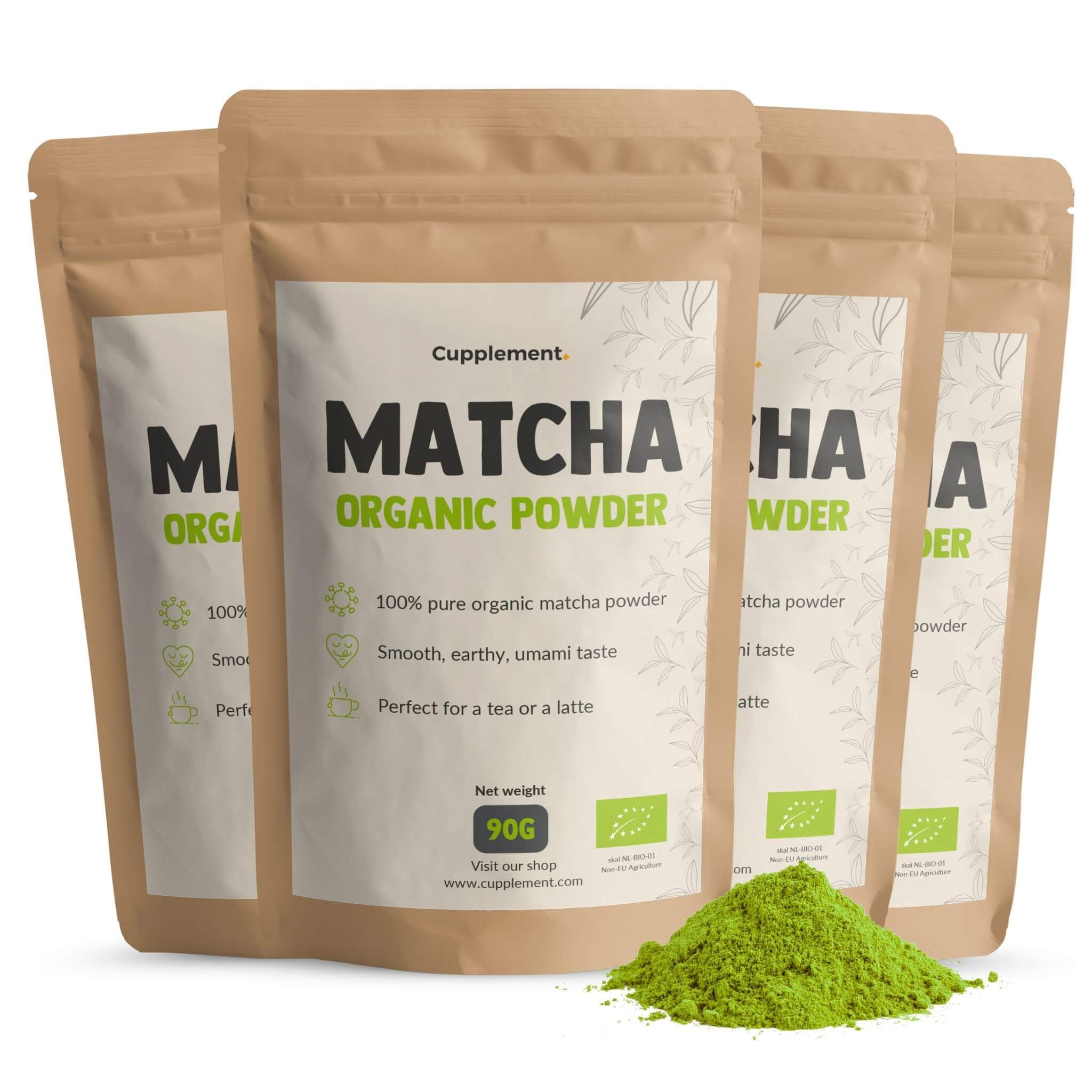 Multipack de poudre de matcha. Quatre sachets de poudre de matcha, emballage marron, texte vert, label bio.