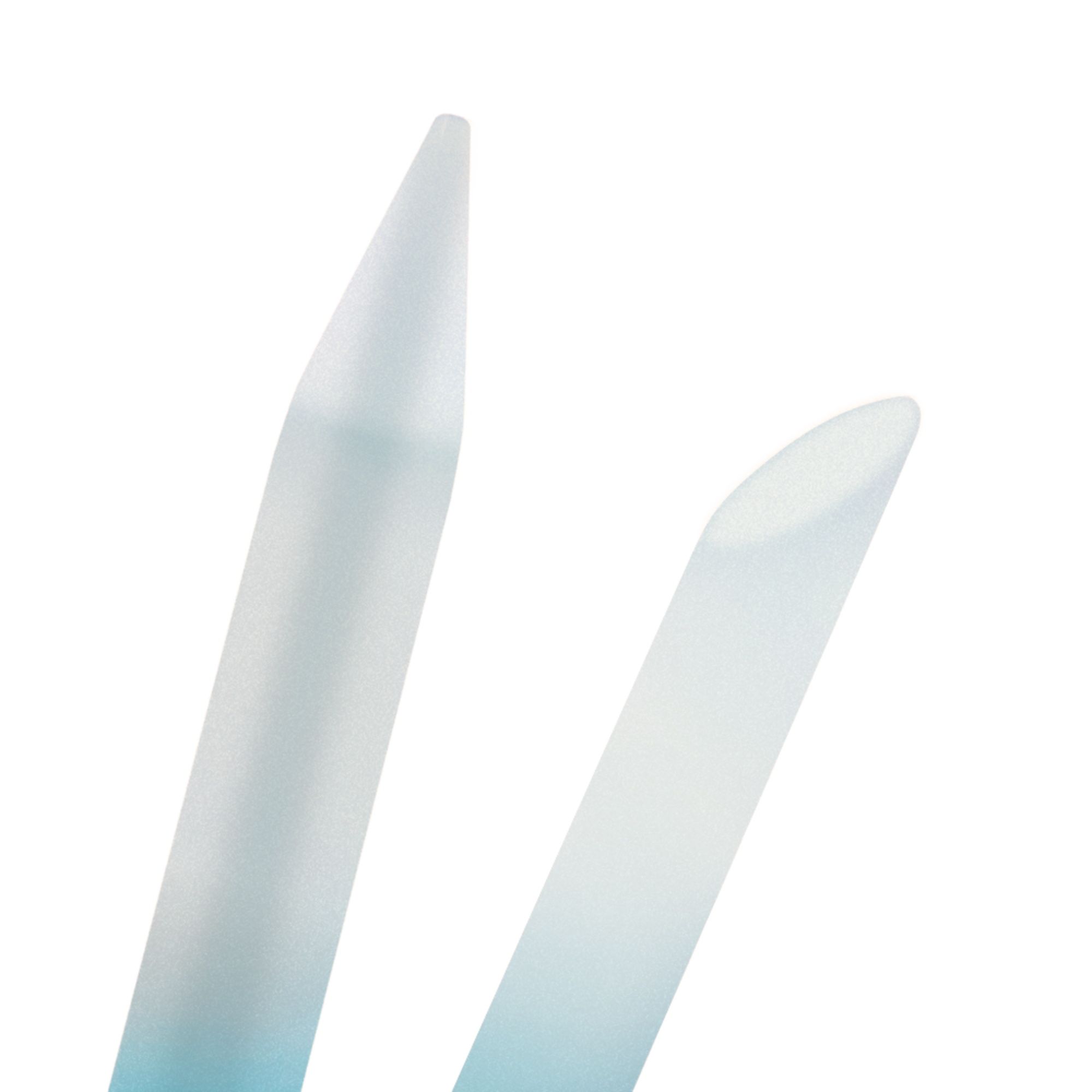 Gros plan de deux limes à ongles en verre. Les limes sont bleues et blanches et ont des pointes différentes.