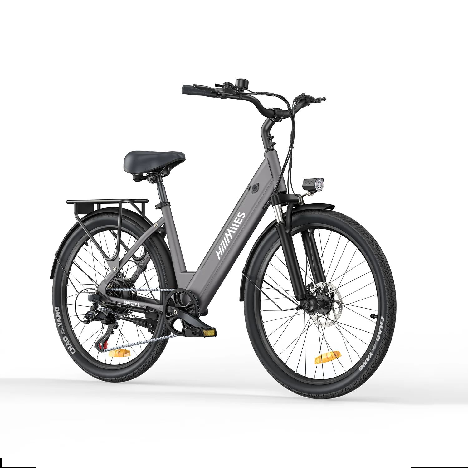Vélo électrique gris avec cadre noir, garde-boue et porte-bagages. Le nom "HillMiles" est visible.