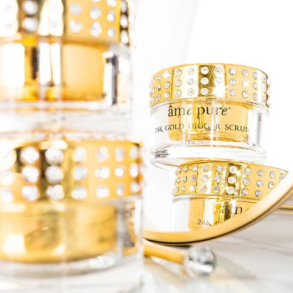 Piles de pots de gommage 24K Gold Digger aux couvercles scintillants.