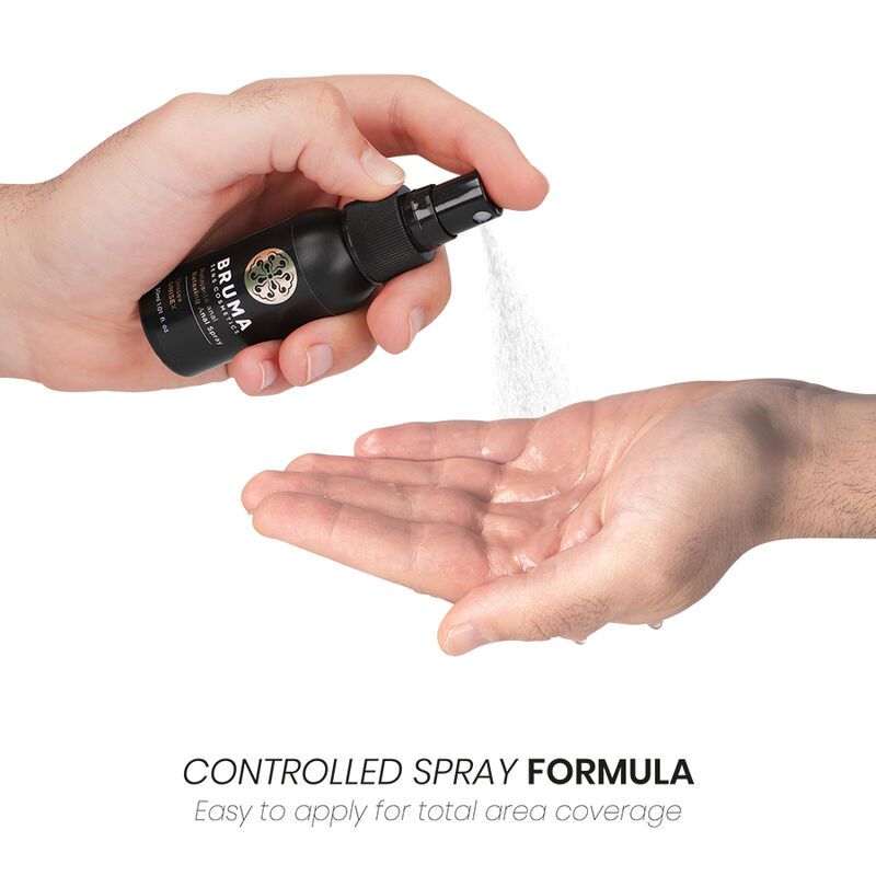 Hand spuit Bruma Anal Relaxing Spray in de handpalm.