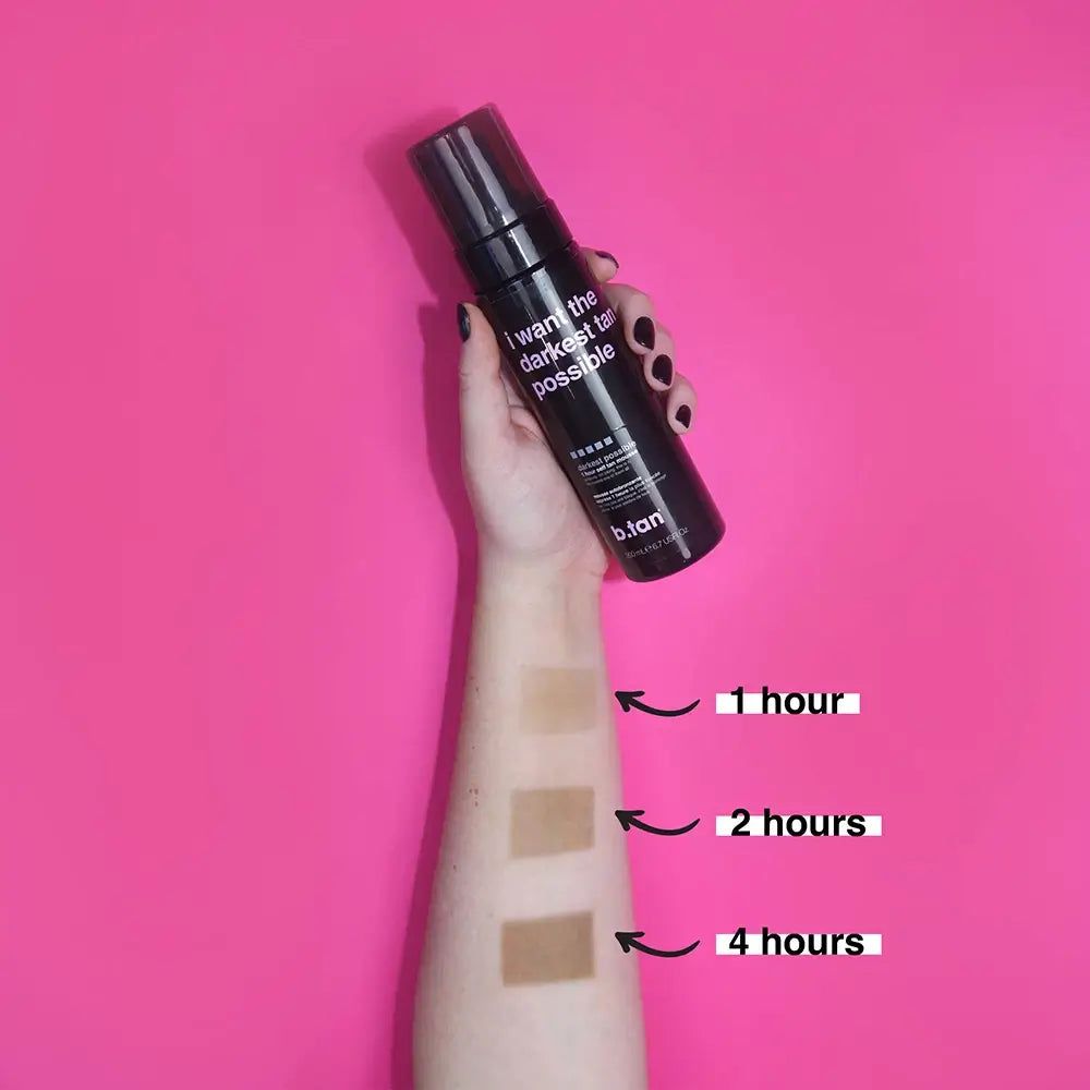 Bras avec flacon et tests de bronzage. Flacon "I want the darkest tan possible". Fond rose.