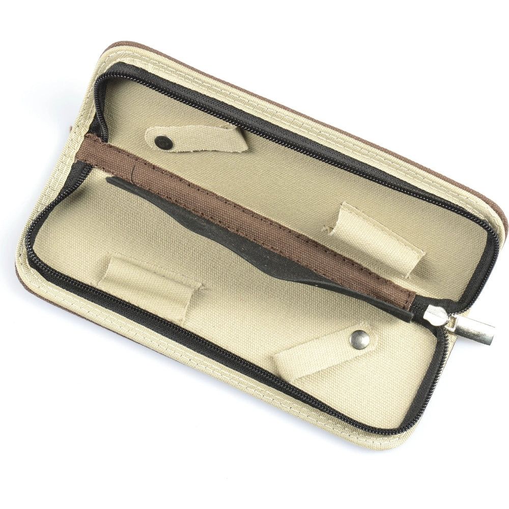 Open scharen etui. Beige voering, bruine accenten, zwarte rits. Interne houders.