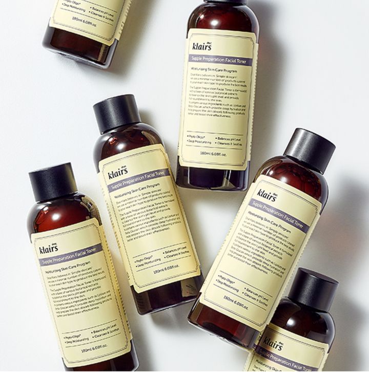 Meerdere bruine flessen met zwarte dop en wit etiket. Tekst: Supple Preparation Facial Toner.