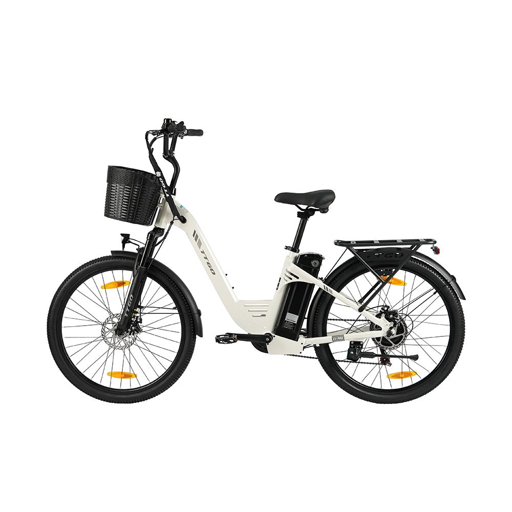 Witte elektrische fiets met zwarte mand, bagagerek en banden. Shimano 7-versnellingsversnelling.