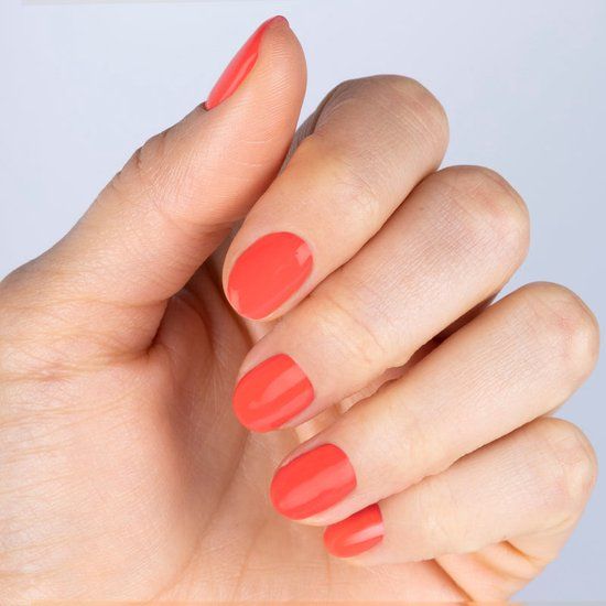 Hand met roze gelakte nagels. Alle nagels zijn gelakt met dezelfde kleur.