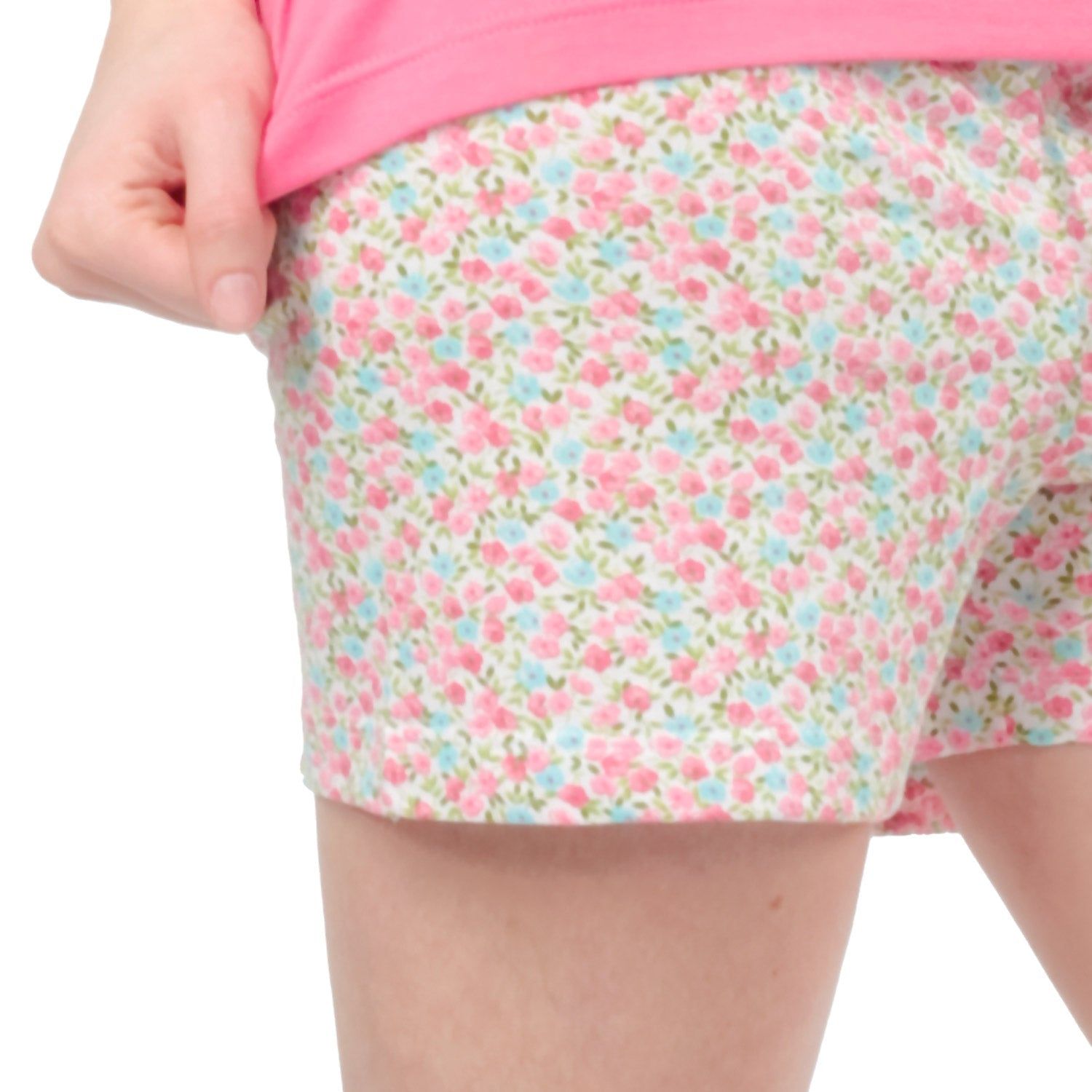 Short court à motif floral. Le short est fait d'un tissu clair imprimé de petites fleurs roses et bleues.