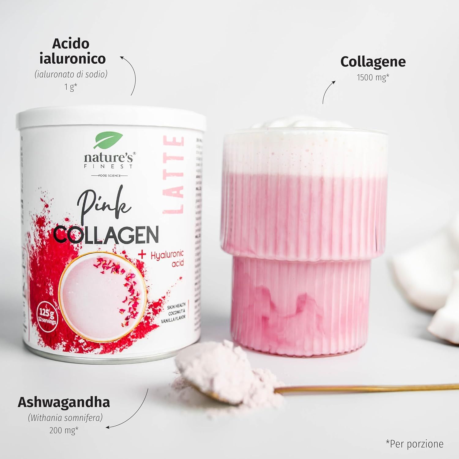 Nature's Finest Pink Collagen Latte blik en drank. Met hyaluronzuur en ashwagandha. Poeder op een lepel.