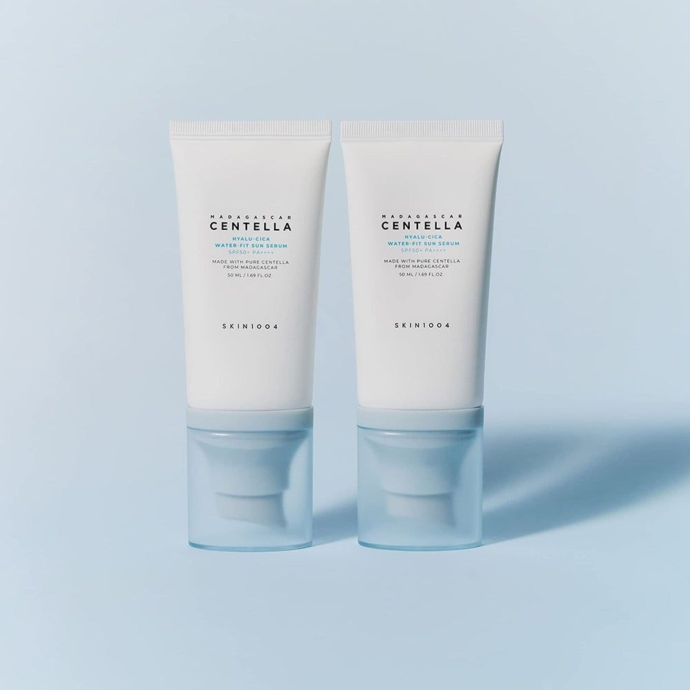 Deux tubes de crème solaire avec bouchons bleus. Texte: SKIN1004, Hyalu-Cica Water-Fit Sun Serum SPF50+.