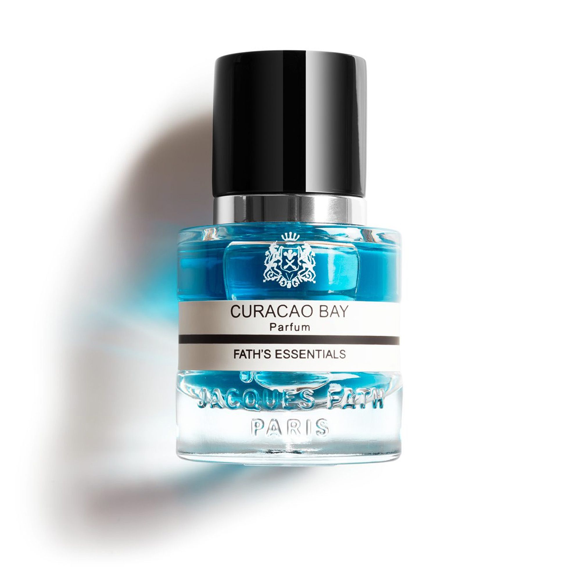 Flacon en verre contenant du parfum bleu, un bouchon noir et une étiquette indiquant 'CURACAO BAY PARFUM'.