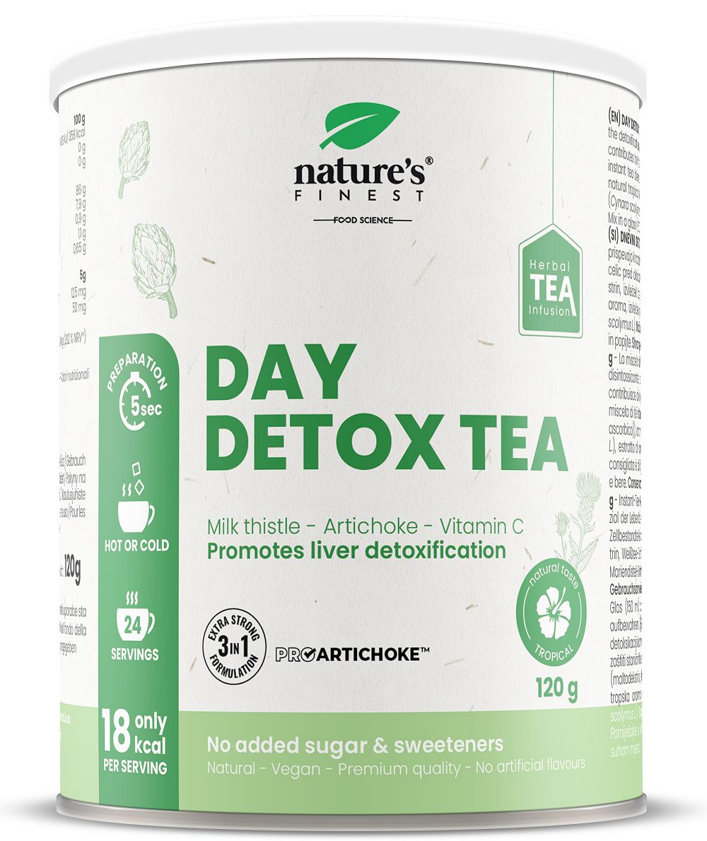 Ronde doos met groen etiket. Opschrift: Nature's Finest Day Detox Tea. Bevat 120g, 24 porties. Kruidenthee-infusie.