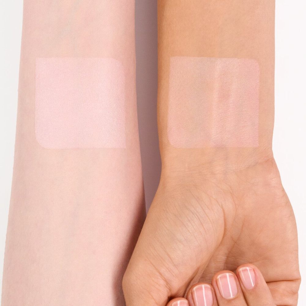 Deux bras avec poudre appliquée. Une zone rectangulaire de poudre est visible sur chaque bras.